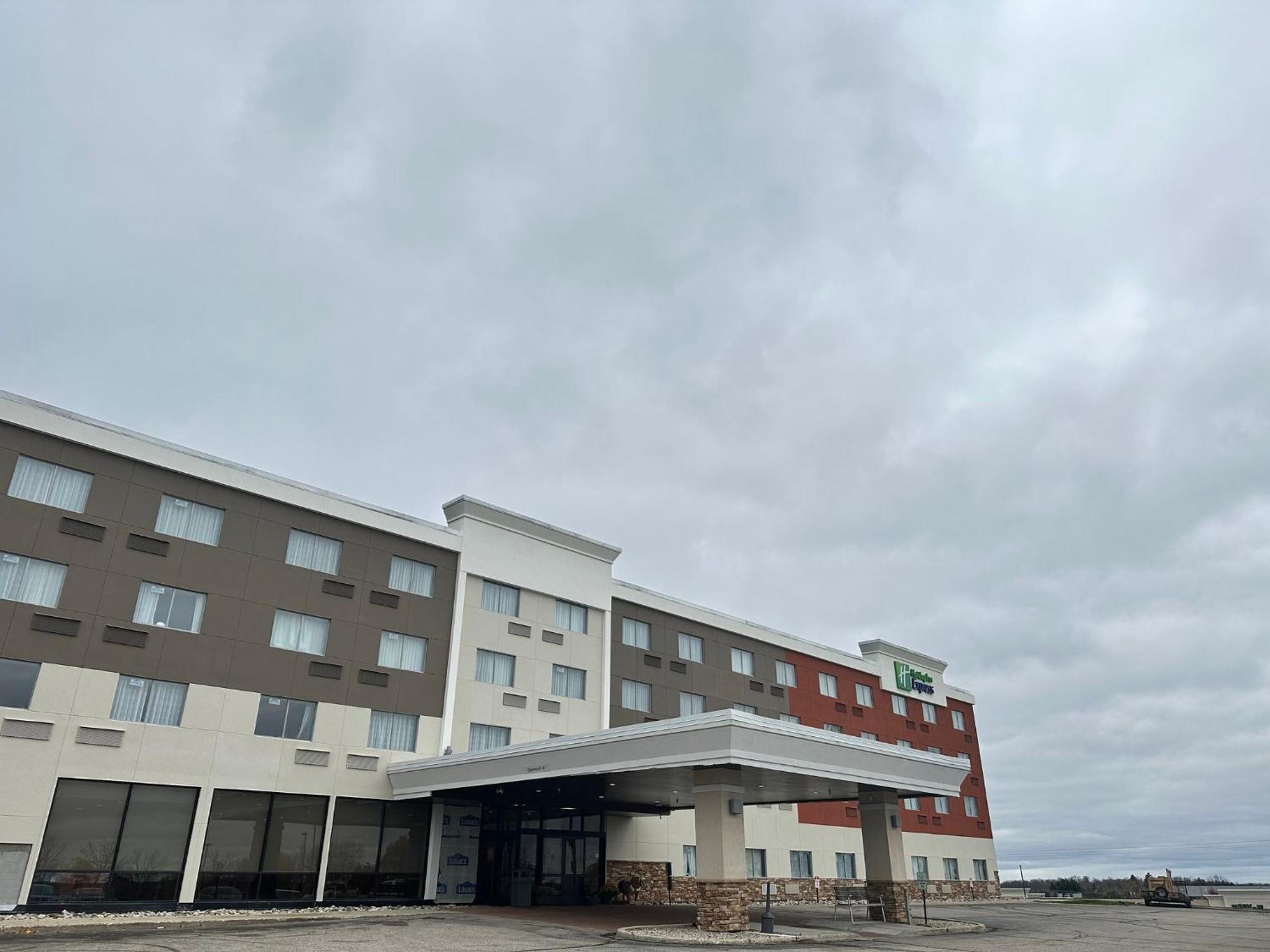 Holiday Inn Express Big Rapids, An Ihg Hotel Exterior photo